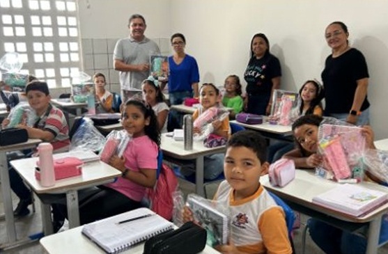 Prefeitura de Joca Claudino realiza entrega de kits escolares para alunos da rede municipal de ensino